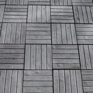 Dalle de patio Rustica coloris Charbon, effet bois, installée sur une terrasse
