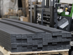 Gros plan sur la texture du madrier de construction en plastique 100 % recyclé
