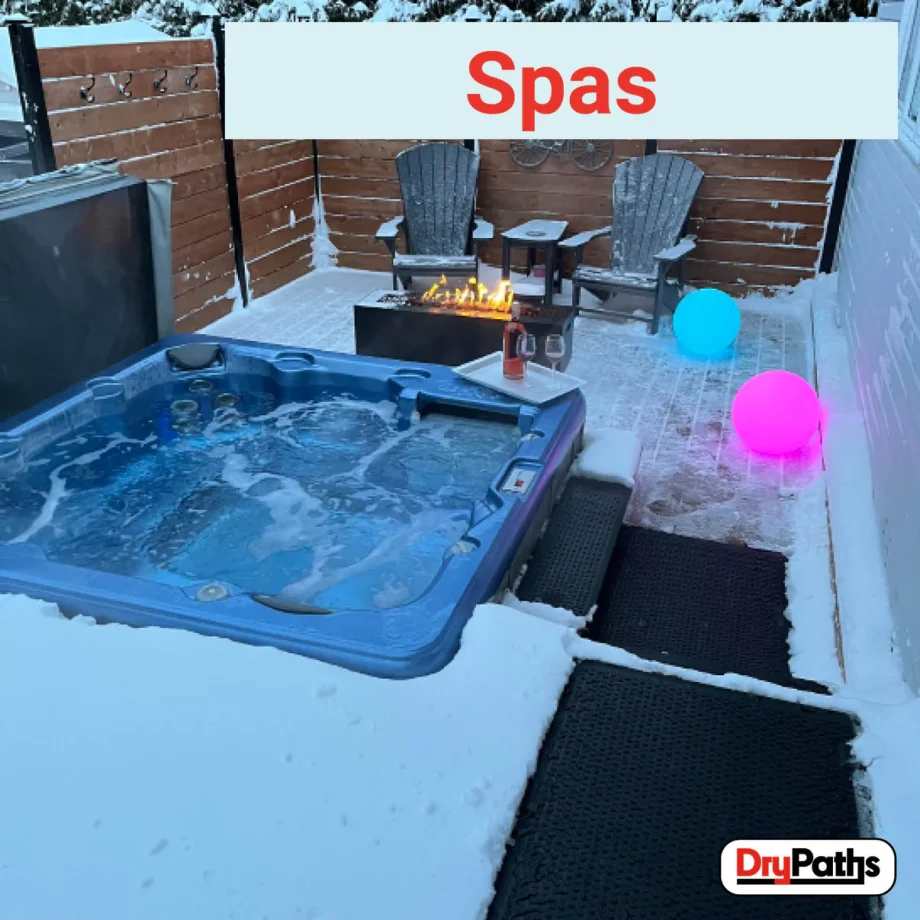 Tapis chauffant DryPaths installé devant un spa extérieur en hiver