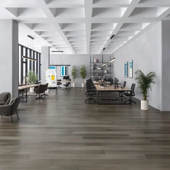 Vue d’un plancher vinyle clic SPC effet bois installé dans un salon moderne