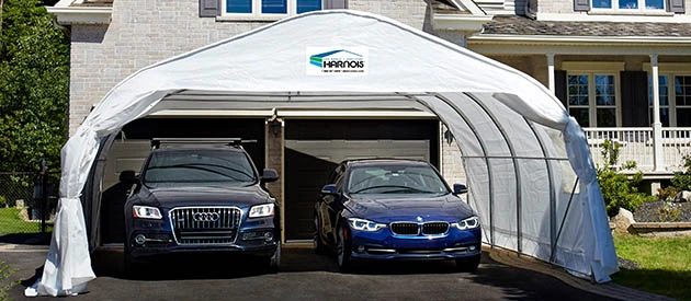 Abri Harnois XR18-XR20 – abri double robuste - Distribution DWP Abri Harnois XR18-XR20 en acier galvanisé avec toile 7 oz soudée et ancrages cavalier Harnois, idéal pour deux voitures.