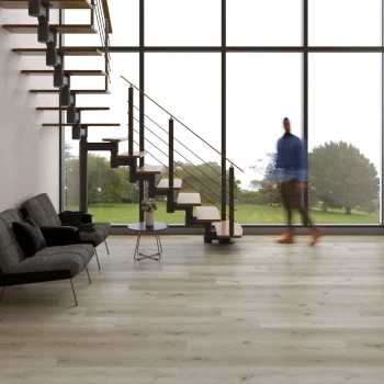 Plancher vinyle collé effet bois installé dans un salon moderne